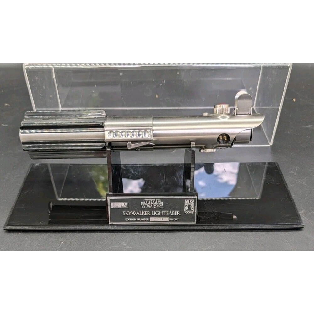 ICONS Star Wars A New Hope Luke Skywalker Limited Edition Lightsaber #3991/10000